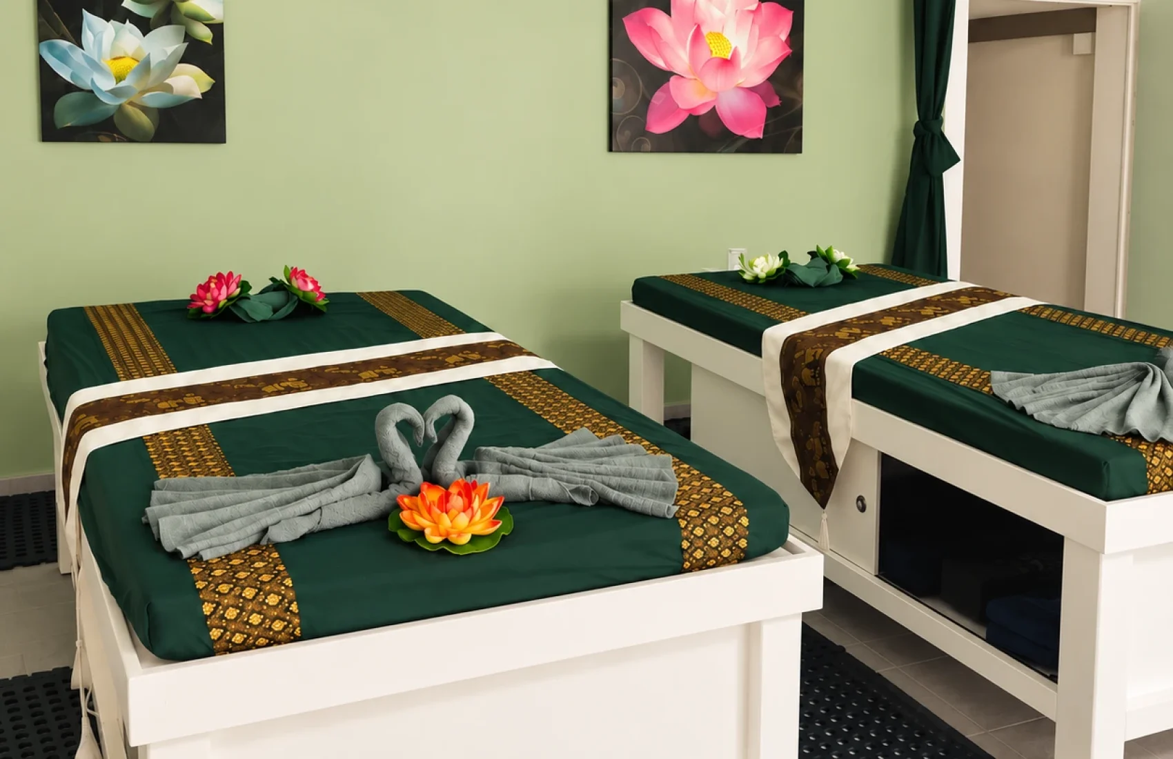 Massageraum bei Romyen Thai Massage Burgdorf mit zwei Massageliegen